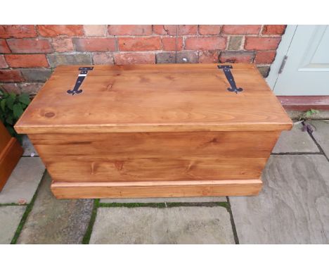 A Vintage lift top trunk. 95cm long x 45 deep x45 high.