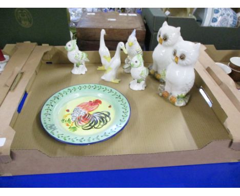 TRAY CONTAINING CERAMIC BIRD SCULPTURES AND A PLATE PAINTED WITH A CHICKEN