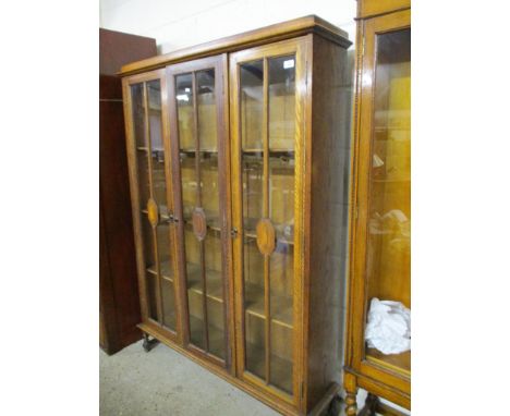EARLY 20TH CENTURY LIGHT OAK BOOKCASE WITH GLAZED FRONT, 114CM WIDE