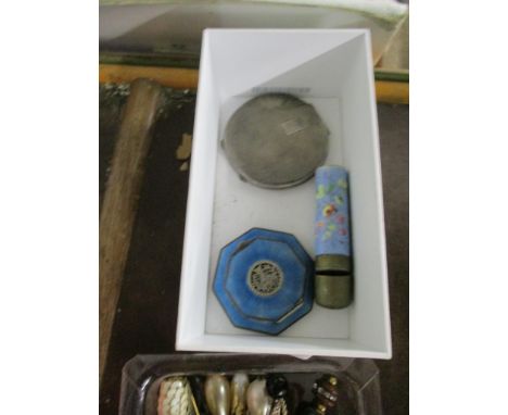BOX CONTAINING TWO METAL COMPACTS AND CERAMIC HOLDER