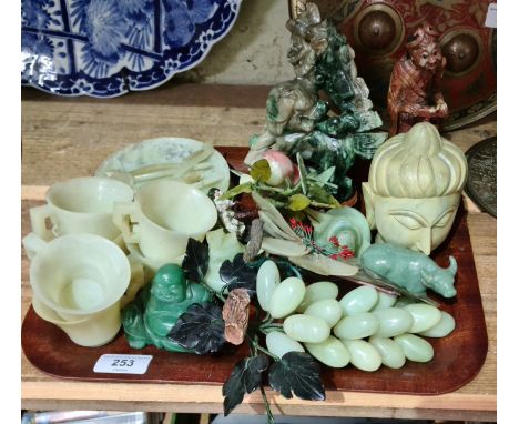 A tray of assorted jade and hard stone carvings. 