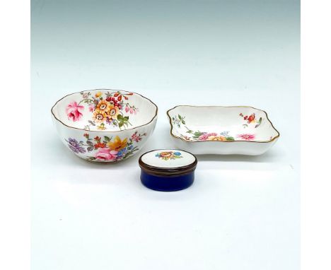 Simple, colorful floral designs in yellow, pink, blue and green with gilt edges. Bilston trinket box has hinged lid with flor