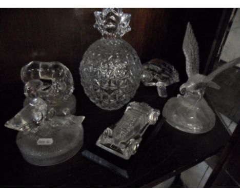 6 PIECES OF GLASS TO INCLUDE 4 ANIMAL FIGURES, VINTAGE CAR AND PINEAPPLE LIDDED JAR