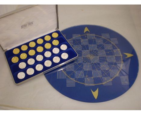 PARAMOUNT PICTURE 19993 THE OFFICIAL STAR TREK CHECKERS SET AND ROUND GLASS BOARD COMPLETE WITH PRESENTATION CASE