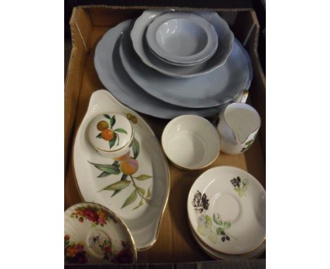 BOX OF MIXED CHINA TO INCLUDE ROYAL WORCESTER