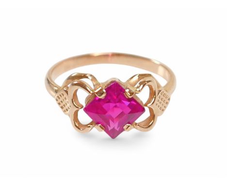 A 14ct yellow gold ruby/pink sapphire ring, size O, stone size 6.5 by 6.5 by 4.5mm, weight 2.9g.