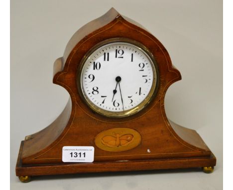 Edwardian mahogany mantel clock, the brass mounted case with chequer line and floral inlays and brass corner pilasters, 11.25