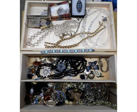 A collection of vintage costume jewellery to include beads, brooches, dress clips etc Condition Report:No condition report av