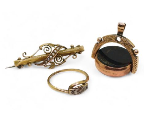 A vintage 9ct gold pearl brooch, a 9ct and platinum illusion set diamond ring (af) and a 9ct swivel fob seal (one side (af), 