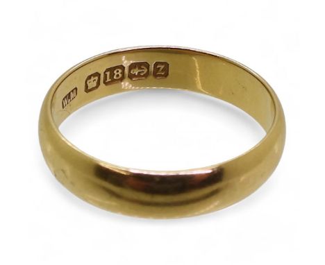 An 18ct gold wedding ring, size R, weight 4.2gms Condition Report:Available upon request
