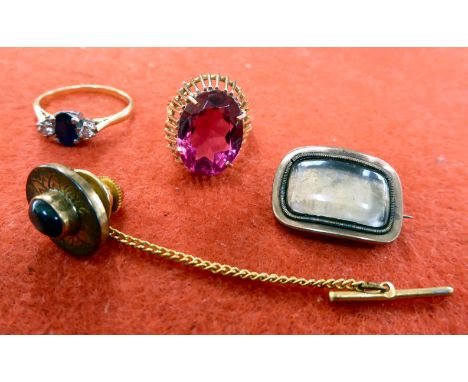 Jewellery: to include a yellow metal ring, set with diamonds and a sapphire 