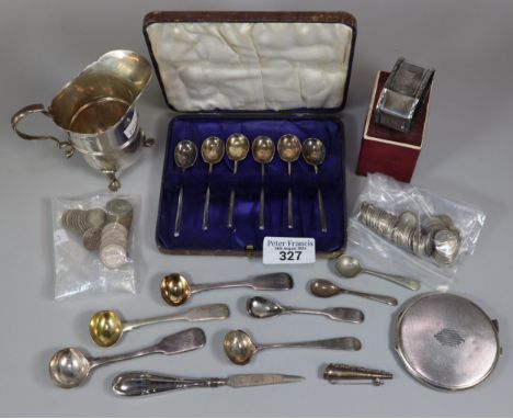 Box of assorted items to include: Art Deco engine turned ladies' compact, silver helmet shaped cream jug (2.5 troy oz approx.