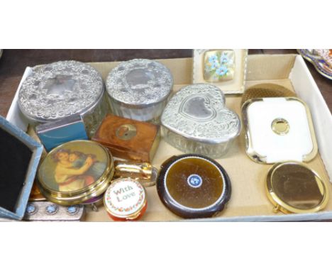 Assorted compacts, trinket boxes, etc.