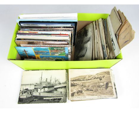 A quantity of vintage and modern postcards
