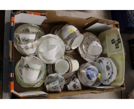 Box of cabinet cups and saucers 