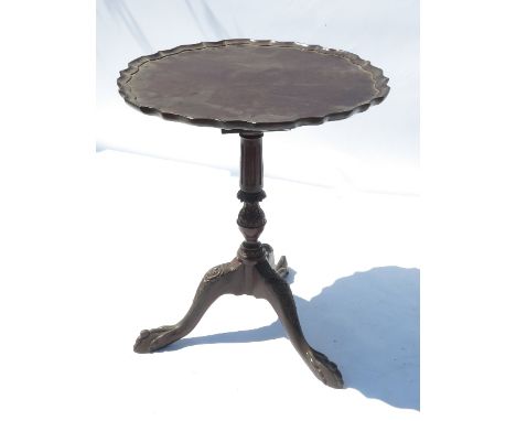 A Georgian design occasional table, with pie crust top with birdcage below, raised on a tripod base, diameter 23.5ins 