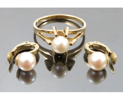 A single stone cultured pearl ring, stamped '585', the pearl of approximately 6.5mm, finger size V, together with a pair of c