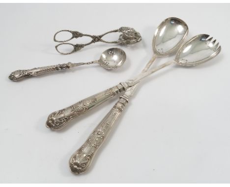 A pair of silver handled Queens pattern salad servers, together with matching fish servers, Sheffield 1927, together with a Q