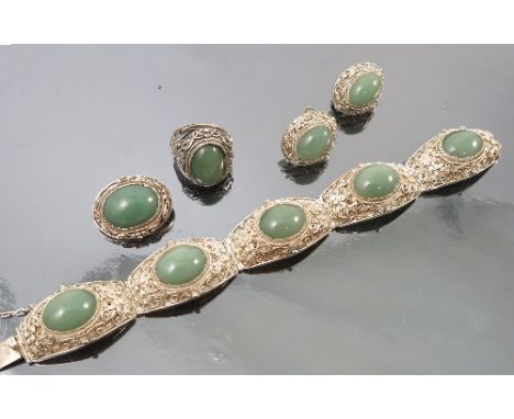 A suite of Chinese jade jewellery, comprising a bracelet, ring, earrings and brooch, in original case 