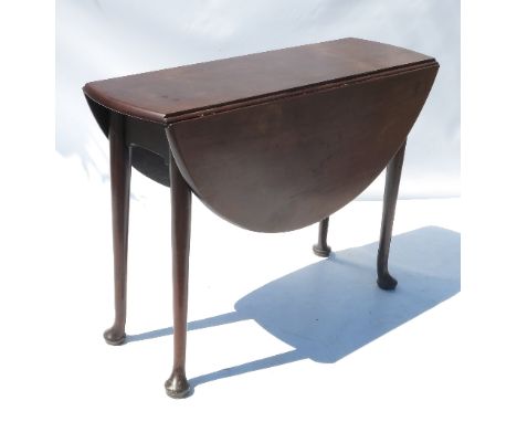 A Georgian mahogany oval gate leg table, raised on turned legs terminating in pad feet, diameter 40ins 