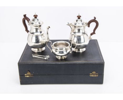 A George V silver three piece coffee set from Hardy Brothers, 36 oz., Birmingham 1929, presented in a fitted box, with hot wa