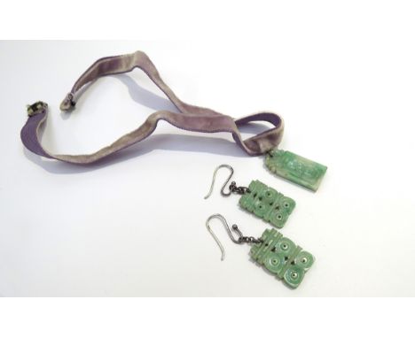A pair of carved jade drop earrings and a similar pendant (3)