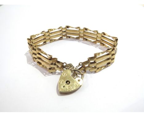 A 9ct gold gate bracelet with padlock clasp, 17cm long, 9.2g