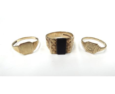 Three 9ct gold signet rings, one with onyx front, sizes T,O and R, 8.3g