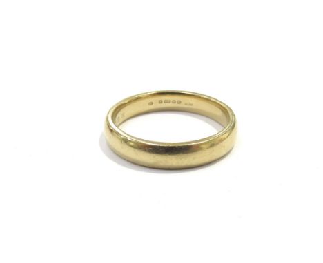 An 18ct gold wedding band. Size R/S, 6.1g
