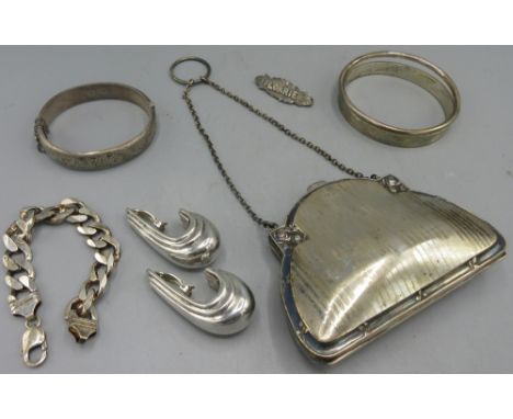 George V silver purse with engine turned design, chain with finger loop, brown leather interior with three pockets, and a col