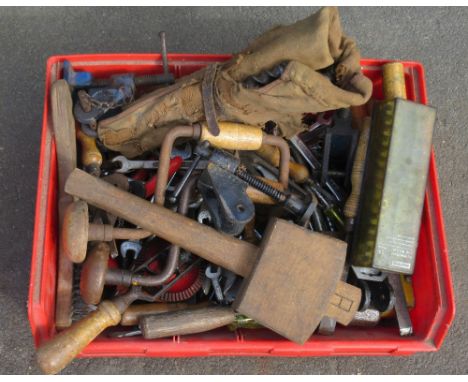 Mixed selection of vintage wood-working tools, including chisels, brace drills, large drill bits, a wooden mallet etc. (Qty)S