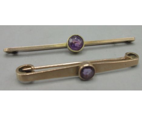 15ct rose gold bar brooch set with central amethyst, L5cm, 2.0g, and a 9ct rose gold bar brooch set with central amethyst, L4
