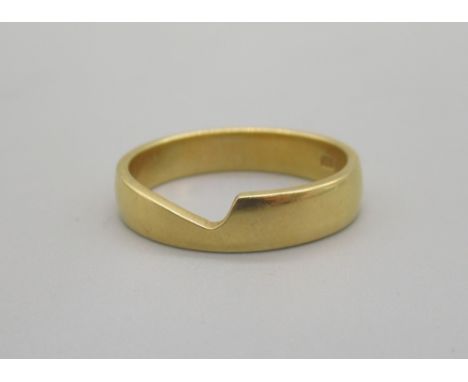 18ct yellow gold cut out band ring, stamped 18ct, size O, 4.46gShipping £20.00 plus vat (UK Only)