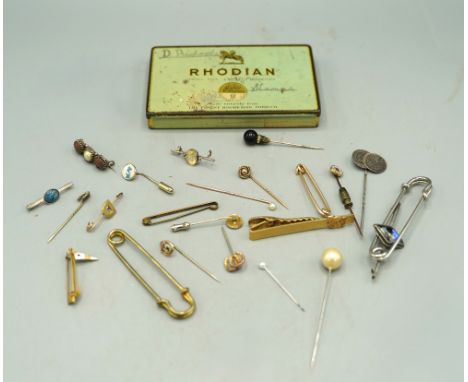 9ct rose gold stick pin with knot finial, 9ct rose gold stick pin with pearl finial, 2.0g, stick pin with unmarked yellow met