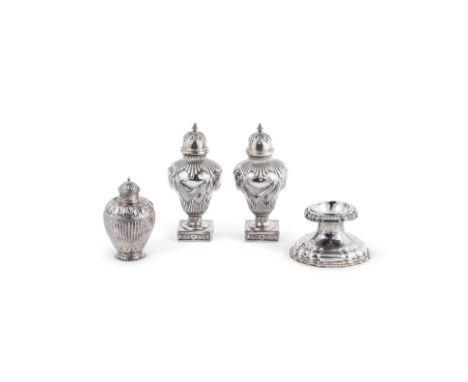 Une paire de pots pourris en argent, une boite à thé et un saleron, XVIIIe siècle - XXe siècleA pair of English silver potpou