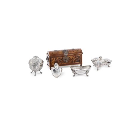 Ensemble de quatre objets en argent et un coffret en boisA collection of four silver items and a wooden boxComprising a moder