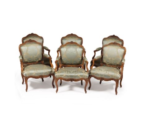 Suite de six fauteuils à la reine d'époque Louis XV de Nogaret à Lyon, en noyer sculpté, milieu du XVIIIe siècleA suite of si