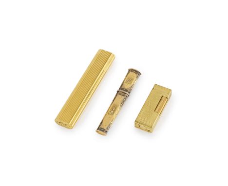 Un briquet en or Van Cleef &amp; Arpels avec deux briquets en métal doré signés Cartier et Dunhill A Van Clef &amp; Arpels go