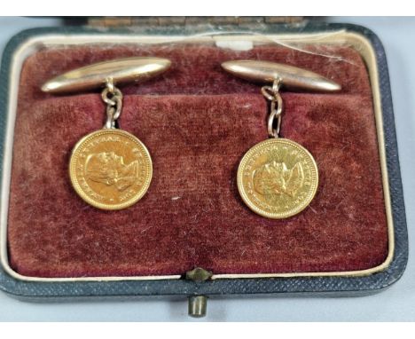 Pair of gold cufflinks with two Costa Rica Dos coins. 5.3g approx. (B.P. 21% + VAT)