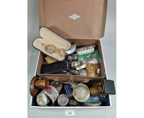 Collection of oddments to include: pill boxes and covers, enamel wares, Bakelite cigarette case, fan, vintage spectacles, ori