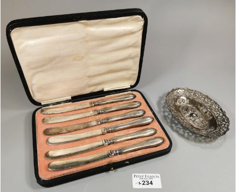 Small silver ornate and pierced dish of oval form decorated with fruit and flowers, 2.3 troy oz approx. Together with a set o