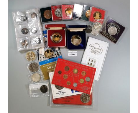 Plastic tub of various coinage to include; Isle of Man, Sir Winston Churchill, Memoriam Crowns 1990, William Shakespeare coin