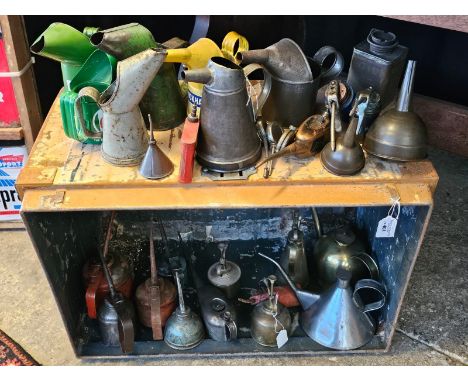 An interesting collection of oil cans, oil dispensers, oil jugs, lubrication cans, etc. Together with a metal trunk. (B.P. 21