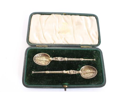 A pair of Edwardian cast silver gilt anointing spoons, by Elkington & Co., Birmingham 1901, cased