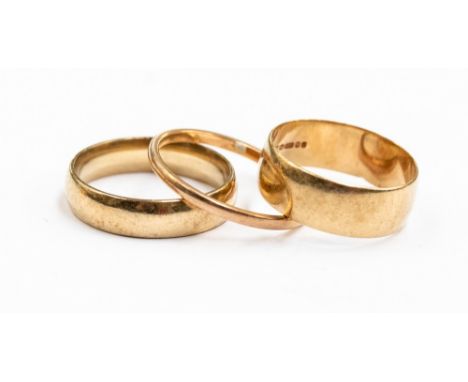 Three 9ct gold wedding bands, size R, S and U½ with a combined total gross weight approx 9.3 grams  (3) 