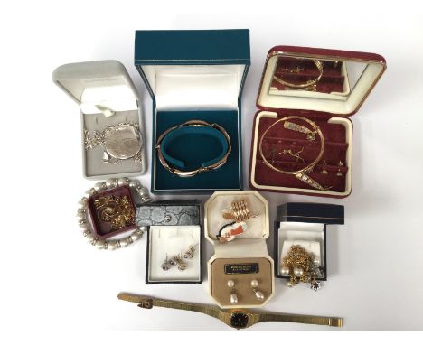 A collection of jewellery jewellery to include a  collection of 9ct gold earrings various designs including a pair of opal se