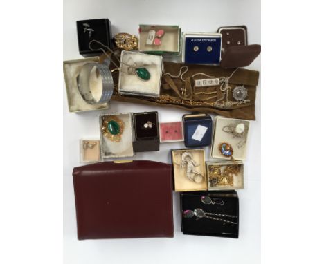 A collection of costume jewellery to include a 14ct gold ring, Victorian silver brooch, crystal earrings, malachite jewellery