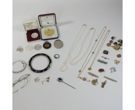 A collection of 19th century and later jewellery, to include a fox stock pin, a tie pin, a pair of vintage glasses, coins, mi