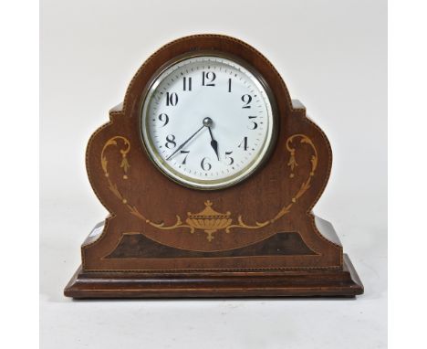 An Edwardian mahogany cased mantle clock, with an eight day movement, 19cm high