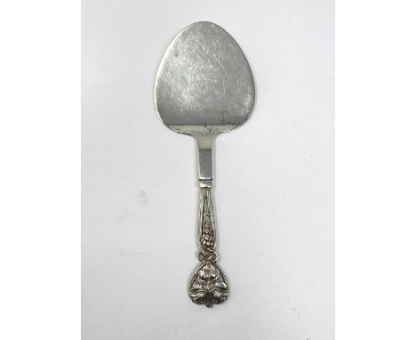A GEORGE V ARTS AND CRAFTS SILVER CAKE SPADE, LIBERTY & CO. (CYMRIC) LTD., BIRMINGHAM, 1924 with flat blade, the handle of op